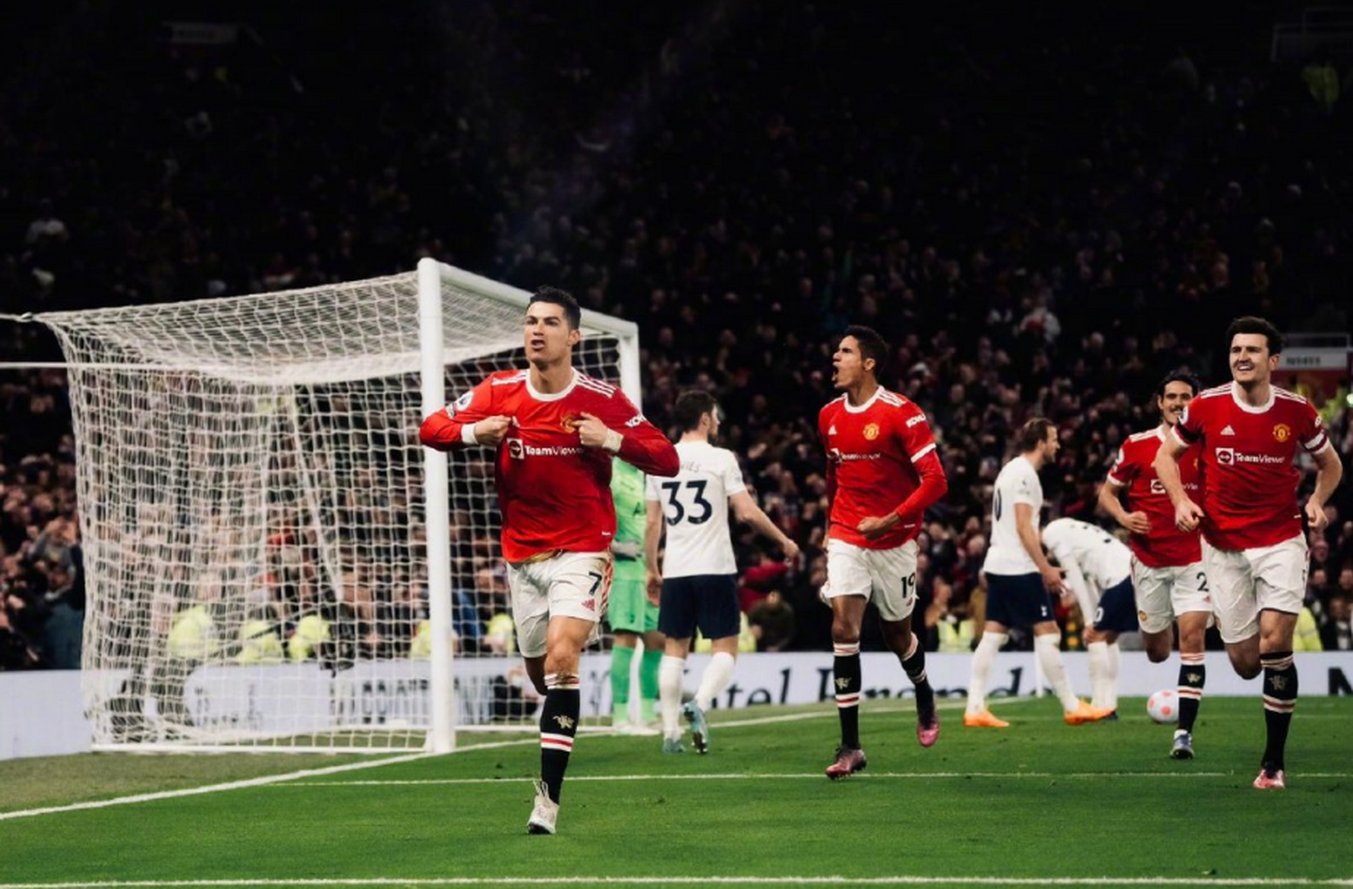 买球站-民众尖叫！C罗帽子戏法领衔：尤文图斯大胜(c罗帽子戏法 尤文客场取胜)